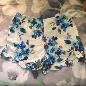 🦋White short with blue flower print🦋